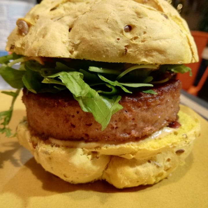 photo of Welldone Beyond meat burger shared by @soleiljaune on  30 Aug 2021 - review