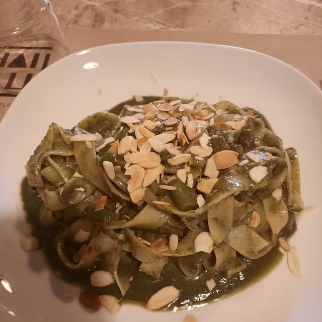 Foto del piatto “pappardelle con asparagi, crema di spinaci e mandorle”
