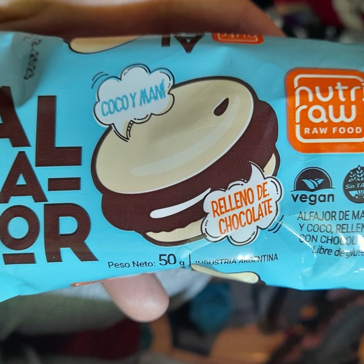 photo of Nutri Raw Alfajor de mani y coco relleno con chocolate shared by @m4rtii on  23 Sep 2022 - review