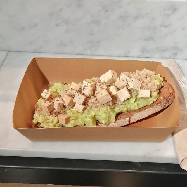 菜肴“Toast  Con Avocado, Chia E Tofu”的照片