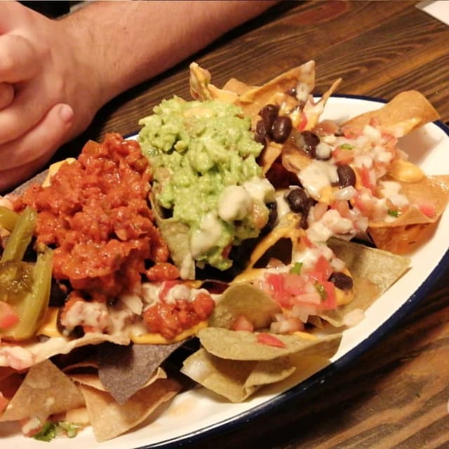 菜肴“Nachos con Chile carne y queso cheddar”的照片