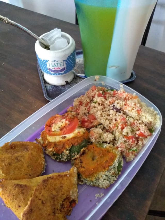 Foto do prato “Empanadas árabes, croquetas y wok con quinoa”