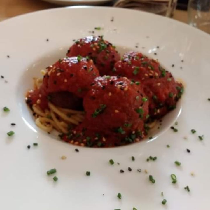 photo of Hakuna Matata Veggie Albondigas de Lentejas Rojas con salsa de Tomate Y Albahaca Sobre Espaguetis Salteados shared by @consuscosas on  12 Oct 2020 - review