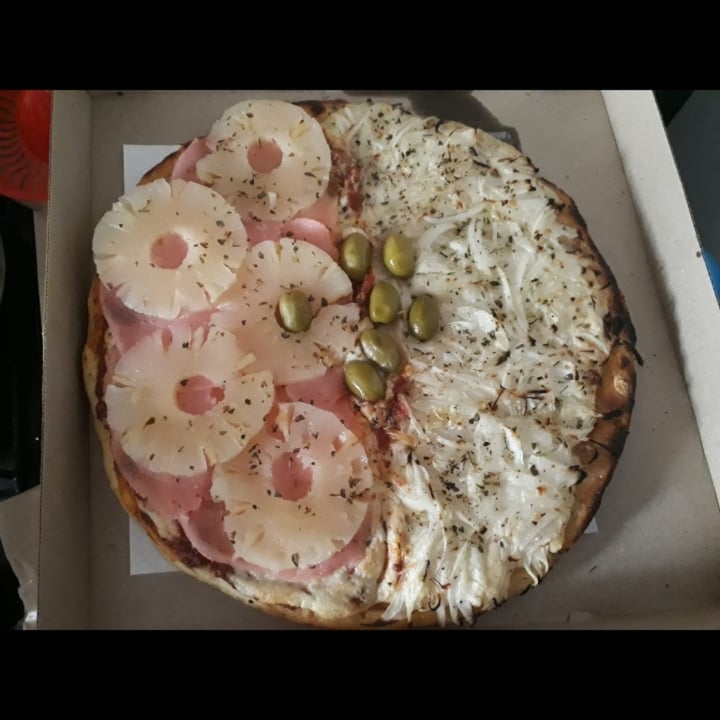 photo of Flipper Pizza Pizza Mitad Fugazzeta Mitad Ananá Con Jamón Vegano shared by @mashe88 on  10 May 2022 - review