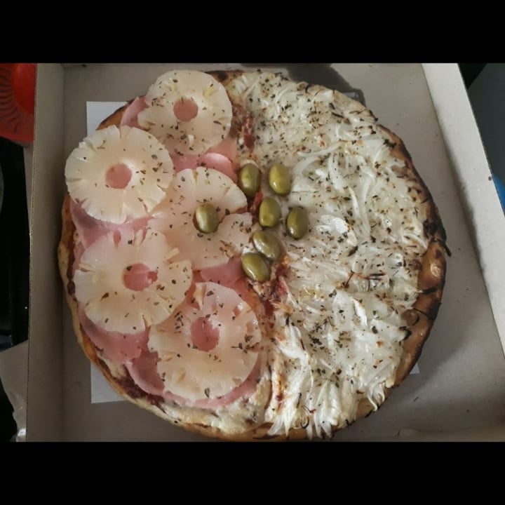 review photo of Flipper Pizza Pizza Mitad Fugazzeta Mitad Ananá Con Jamón Vegano shared by @mashe88 on 10 May 2022 - review