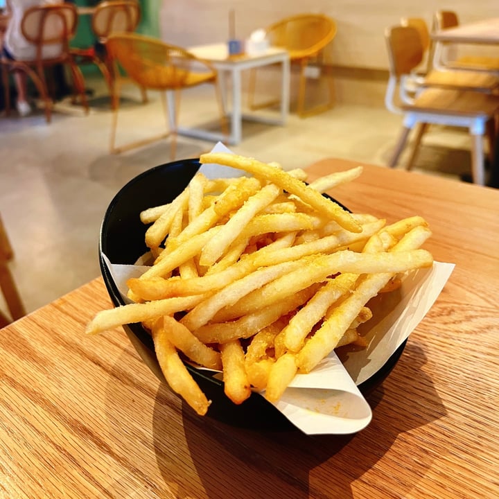 photo of WS Deli Experience Store Truffle Fries shared by @consciouscookieee on  14 Aug 2022 - review