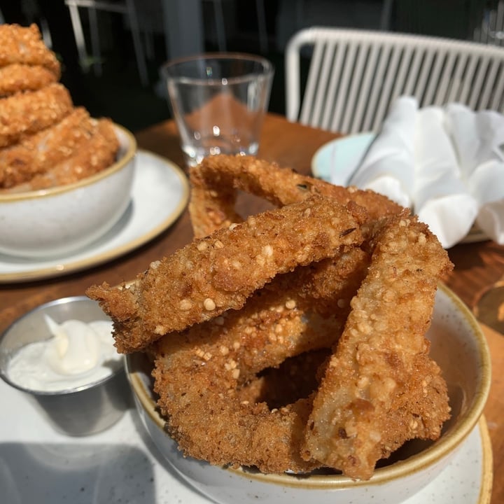 photo of Fresh on Bloor Quinoa onion rings shared by @alternativevegan on  11 Sep 2020 - review