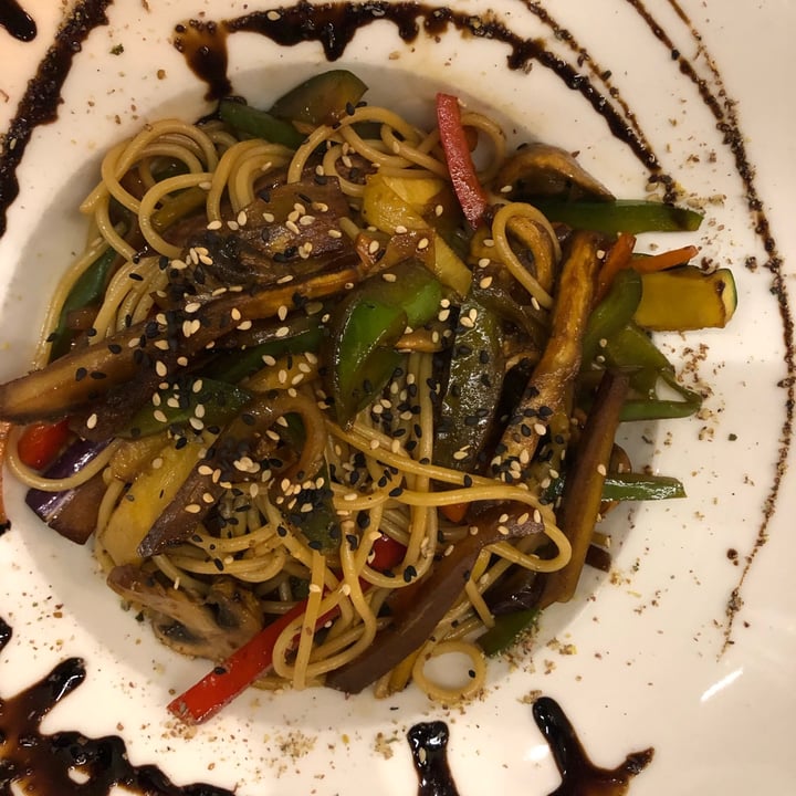 photo of Restaurante Vegetariano Fang i Aram Wok de pasta con verduras shared by @neil on  03 May 2021 - review