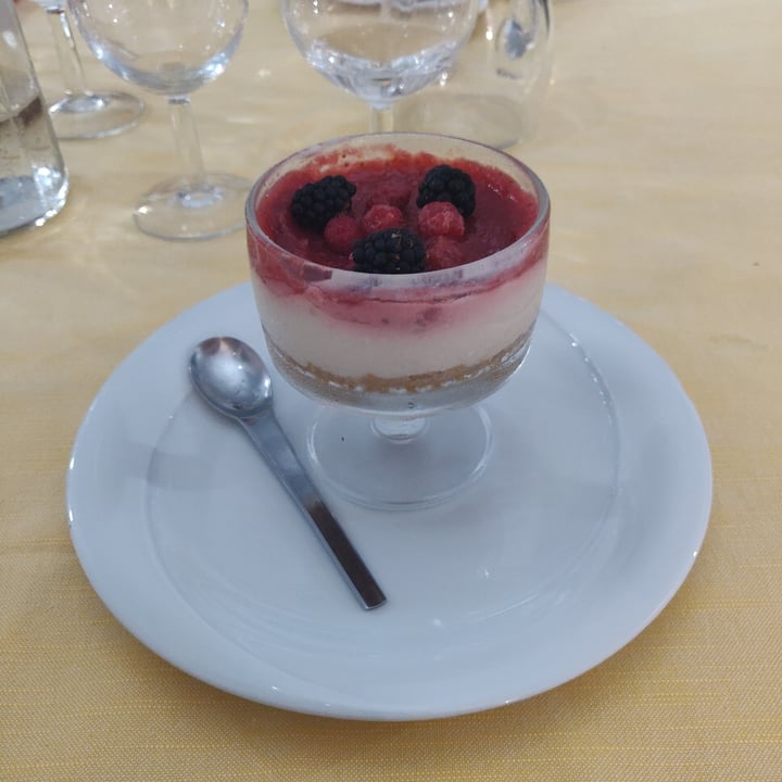 photo of Hotel Ristorante Onda Azzurra Cheesecake lamponi e fragole shared by @pamelabusi on  27 Jun 2022 - review
