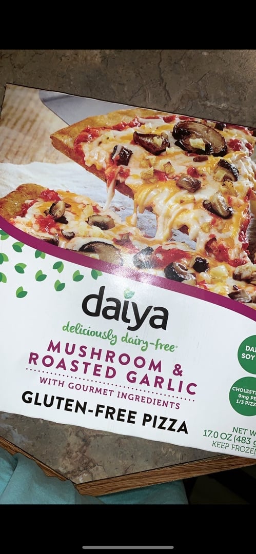 photo of Daiya Mushroom & Roasted Garlic Pizza shared by @ryleighkrystal on  02 Apr 2020 - review
