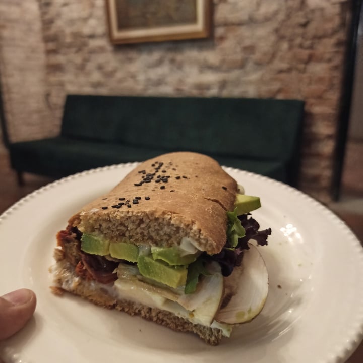 photo of Rawson Café Sandwich De Portobellos, Palta, Tomates Secos Y Queso Vegano shared by @berbela on  15 Mar 2022 - review