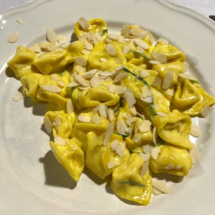 photo of Trattoria dell'Angelo Cappelletti con zafferano, zucchine e mandorle shared by @cosamangiaeri on  02 Nov 2022 - review