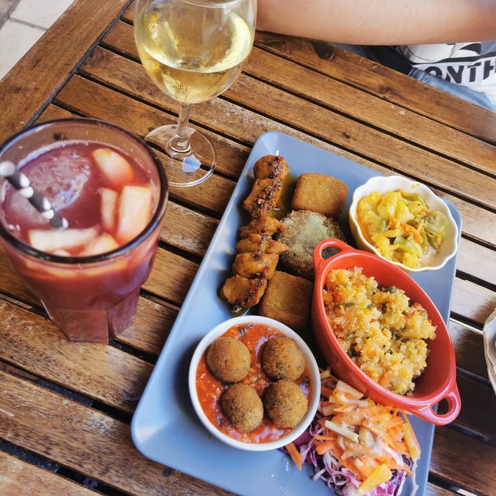 review photo of El Vegetariano de la Alcazabilla Mix de platos shared by @annalisabaccini on 19 Oct 2021 - review