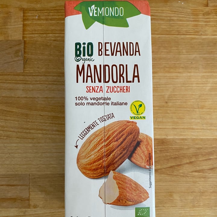 photo of Vemondo  latte di mandorla senza zuccheri shared by @giuliaghil on  02 Aug 2022 - review
