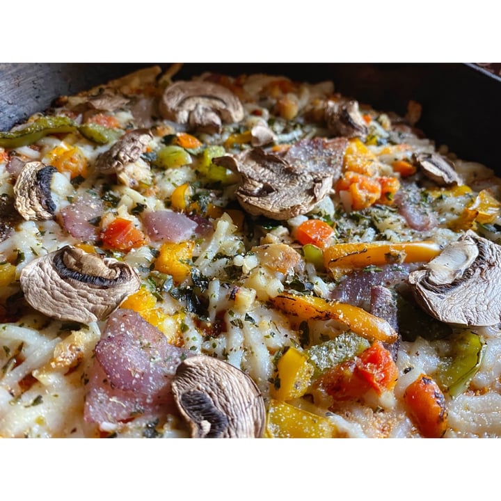 photo of Daiya Fire-Roasted Vegetable Pizza shared by @amsvfrazier90 on  16 May 2021 - review