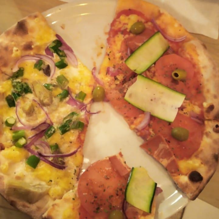 photo of Ay mi madre! Pizza vegetal shared by @kantaber on  06 Nov 2020 - review