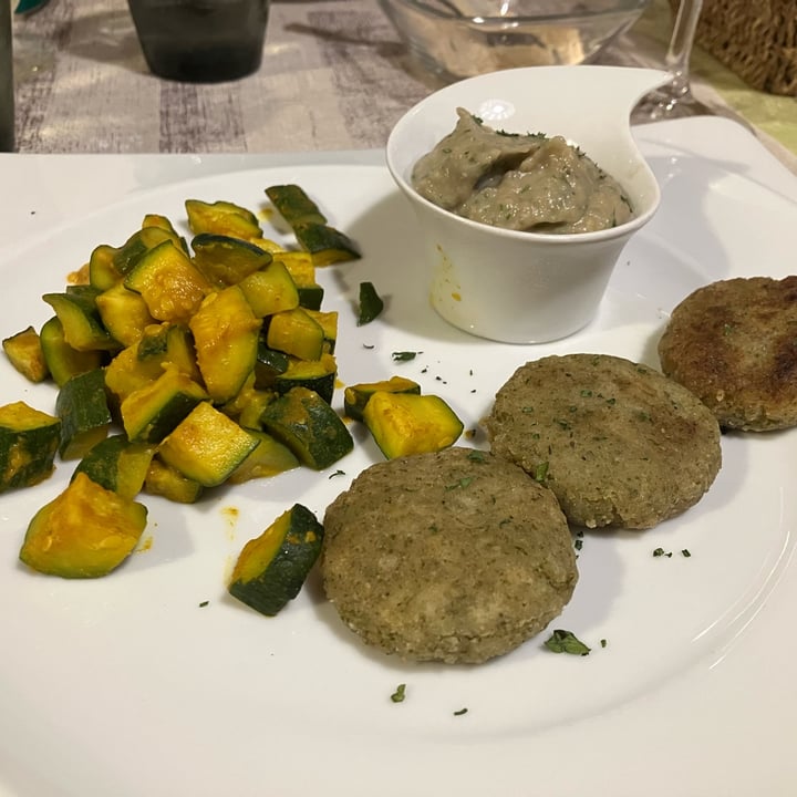 photo of Ristorante Vegano Biologico La Lanterna frittelle di riso con babaganush e zucchine alla curcuma shared by @manuveg76 on  20 Aug 2022 - review