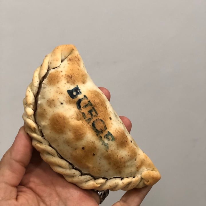 review photo of Heaven (Delivery and Take-away) Empanada sabor Burger shared by @florenciasero on 22 Aug 2021 - review