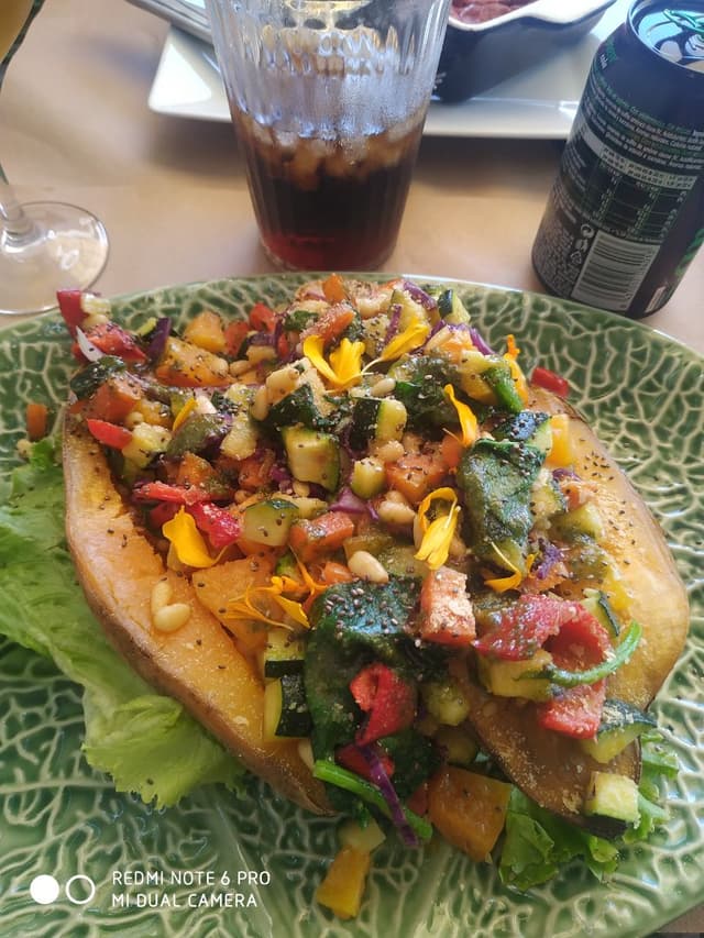 菜肴“Barata En Jardín De Verduras”的照片