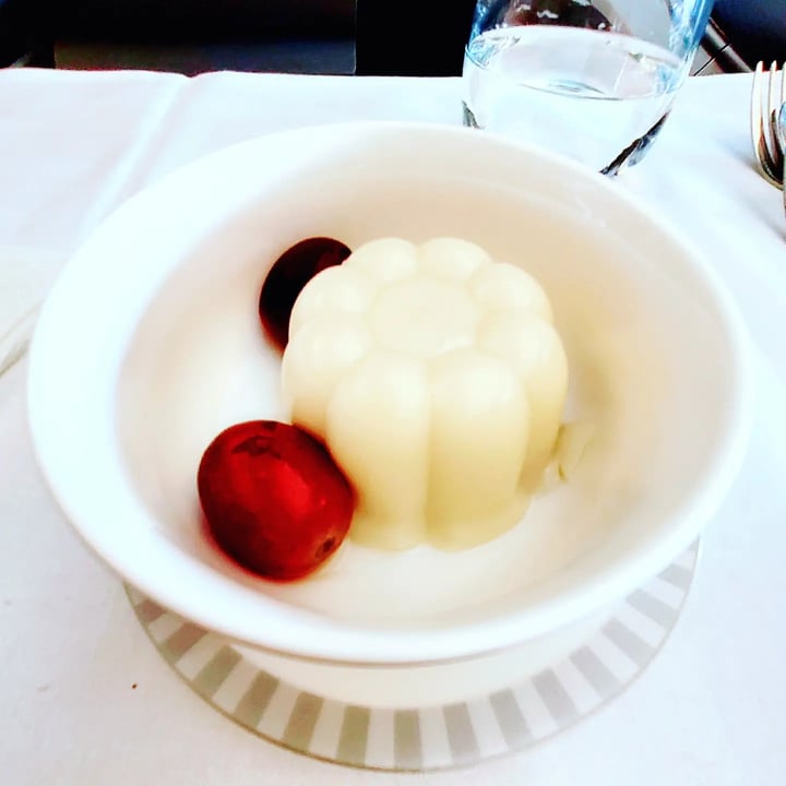 review photo of Singapore Airlines Limited Business Class Vegeterian Vegan Dinner shared by @roxannegoh on 21 Oct 2022 - review