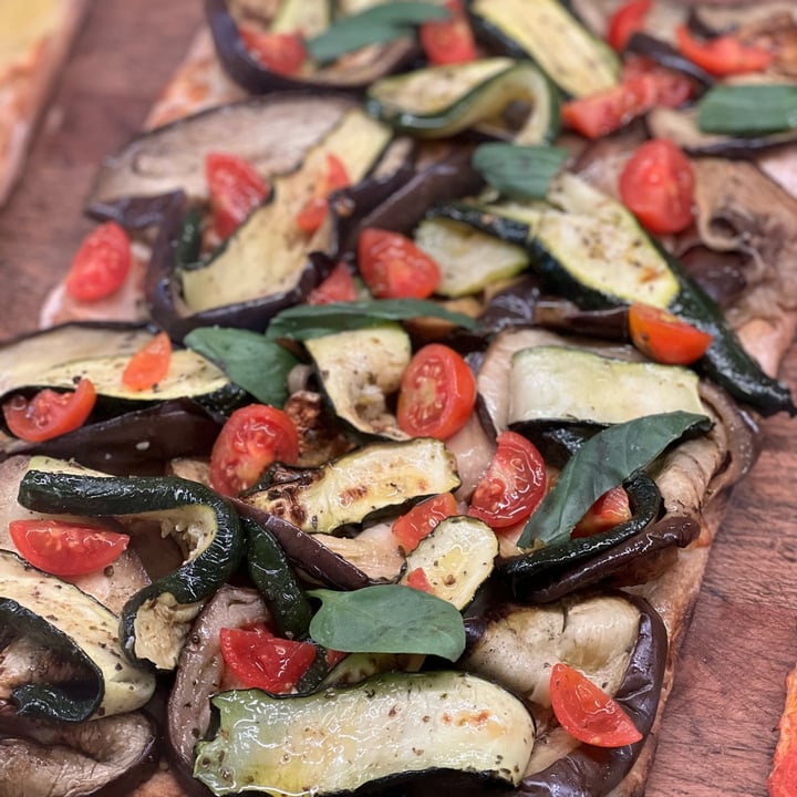 photo of Veganísimo Pizzería pizza melanzane e zucchine shared by @kostas31381 on  20 Jul 2022 - review