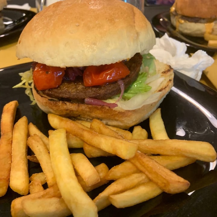 photo of The Fox Hamburgeria Gourmet Vegan burger shared by @peronaveg on  11 Aug 2022 - review