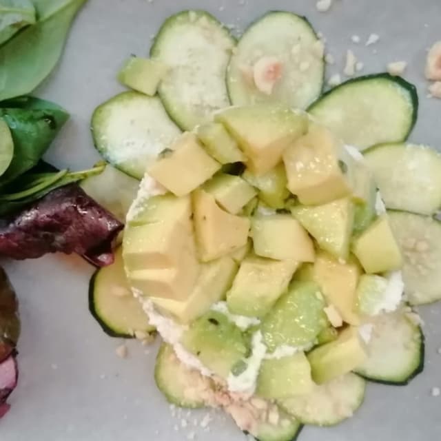 Foto del piatto “Antipasto di cetrioli e zucchine con formaggio veg e rapa rossa”