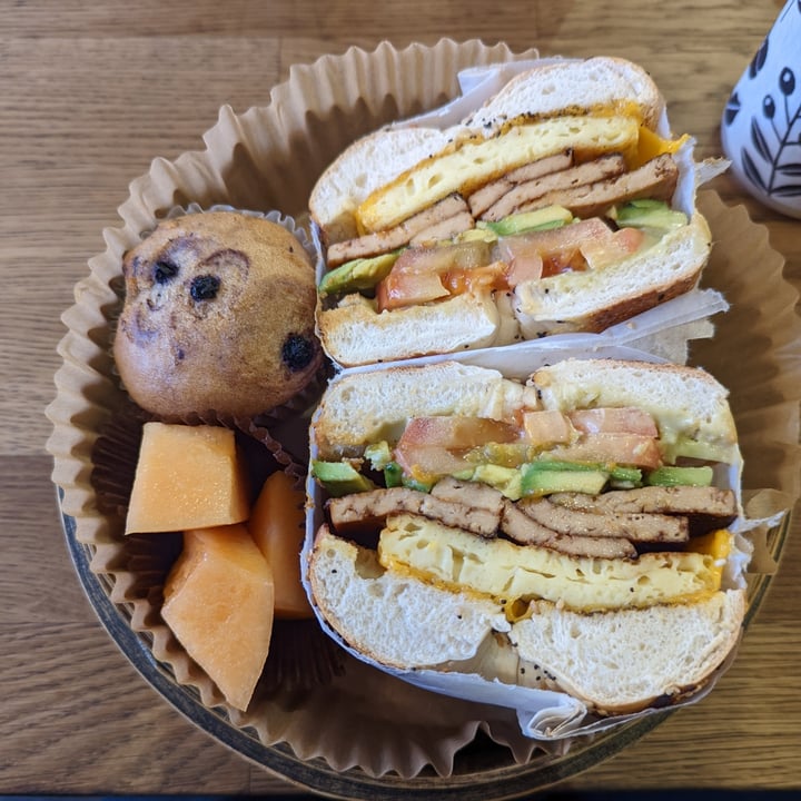 photo of UT47 Manhattan Vegan tofu bacon and vegan egg, avocado, tomato, and chao cheese bagel shared by @xvxq on  03 Sep 2022 - review