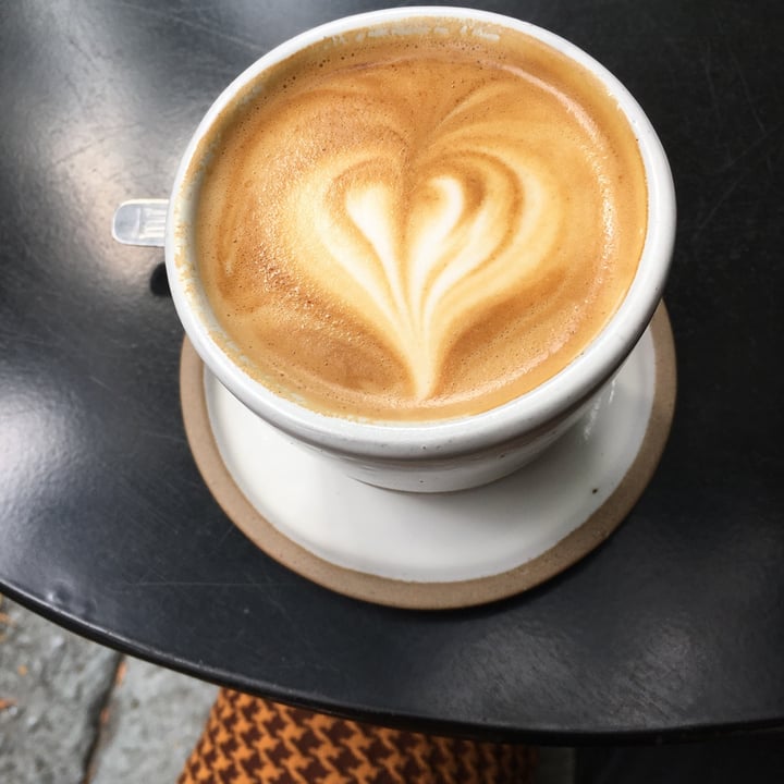 review photo of FRUTO CAFÉ Flat White Con Leche De Almendras shared by @garciaevelyn on 01 May 2021 - review