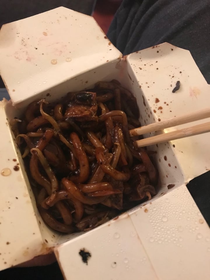 photo of Chop & Wok Wok Udon noodles with tofu and Beijing Black Bean sauce shared by @sleepyvegan on  17 Dec 2019 - review