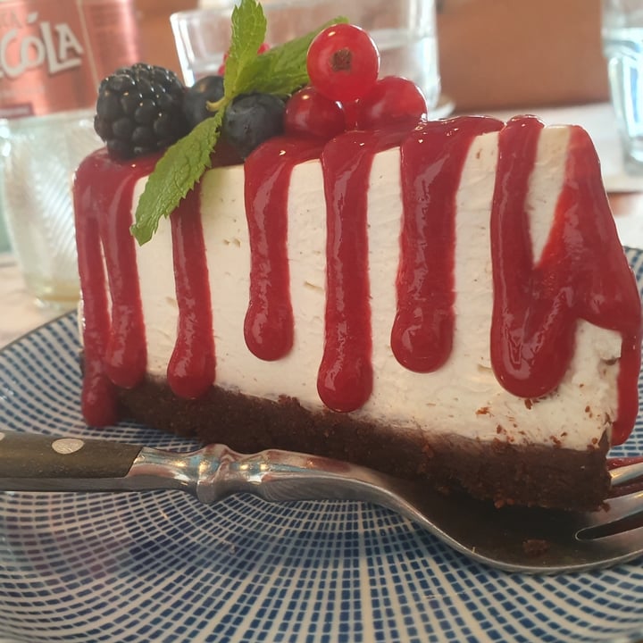 photo of Romeow Cat Bistrot Vegan Cheesecake Ai Frutti Di Bosco shared by @pippi06 on  13 Dec 2021 - review