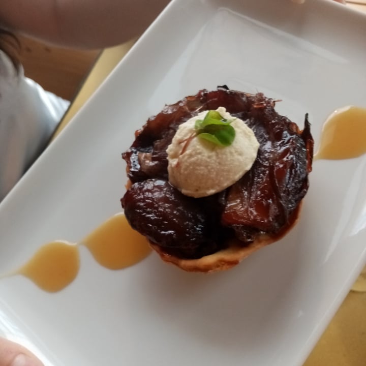 photo of Lo Fai tarte tatin di cipolla rossa caramellata con mousse alla burrata veg shared by @valeveg75 on  22 May 2022 - review