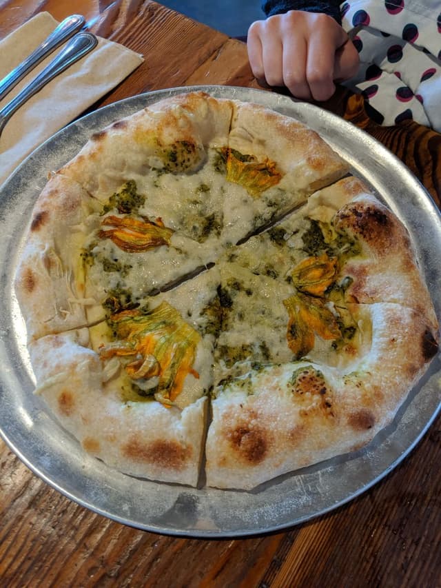 「Squash Flower Pizza」の料理の写真