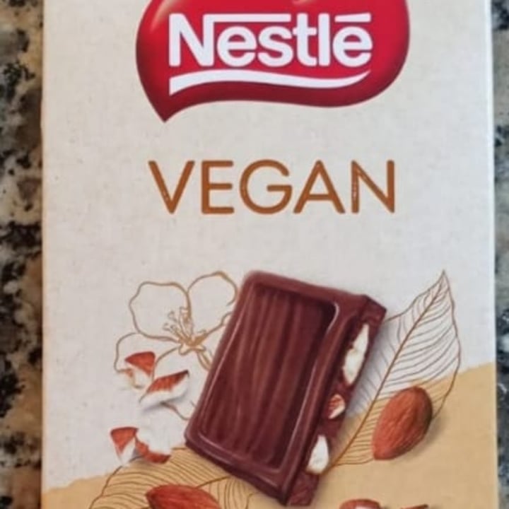 photo of Nestlé chocolate con almendras shared by @katuxa on  01 Dec 2022 - review