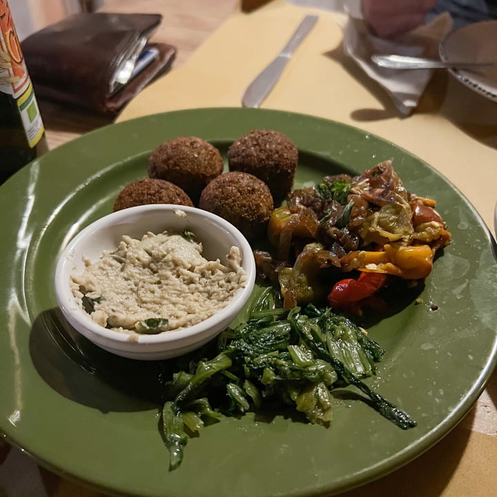 photo of Agriturismo Biologico Vegano Piccapane, Cutrofiano, Salento Falafel con verdure di stagione shared by @lanonnavegana on  29 Sep 2022 - review