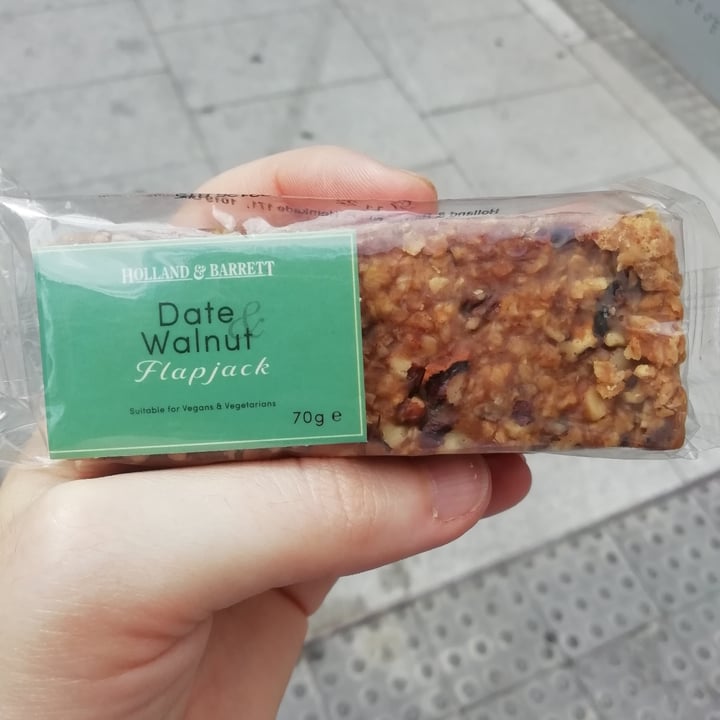 photo of Holland & Barrett Date and walnut flapjack shared by @giadi91 on  08 Oct 2022 - review