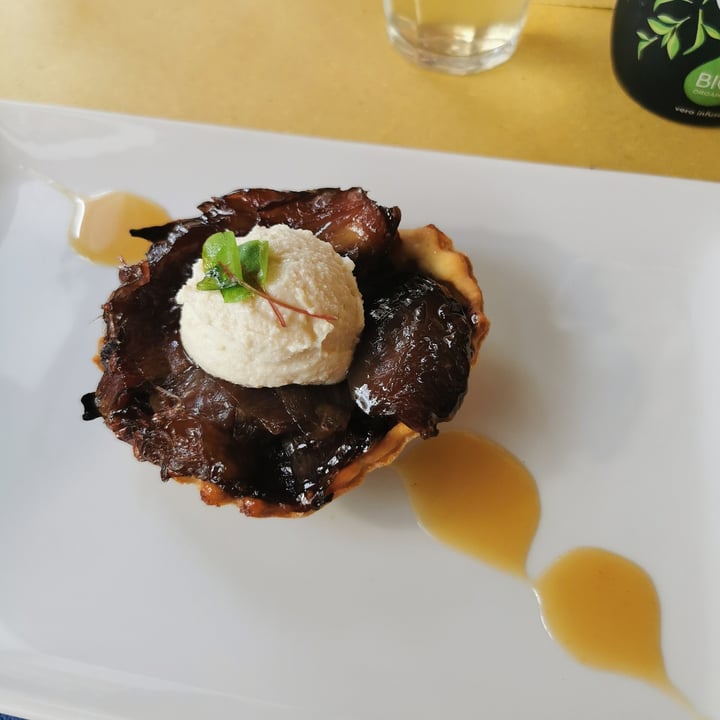 photo of Lo Fai tarte tatin di cipolla rossa caramellata con mousse alla burrata veg shared by @valentinacanepa on  22 May 2022 - review