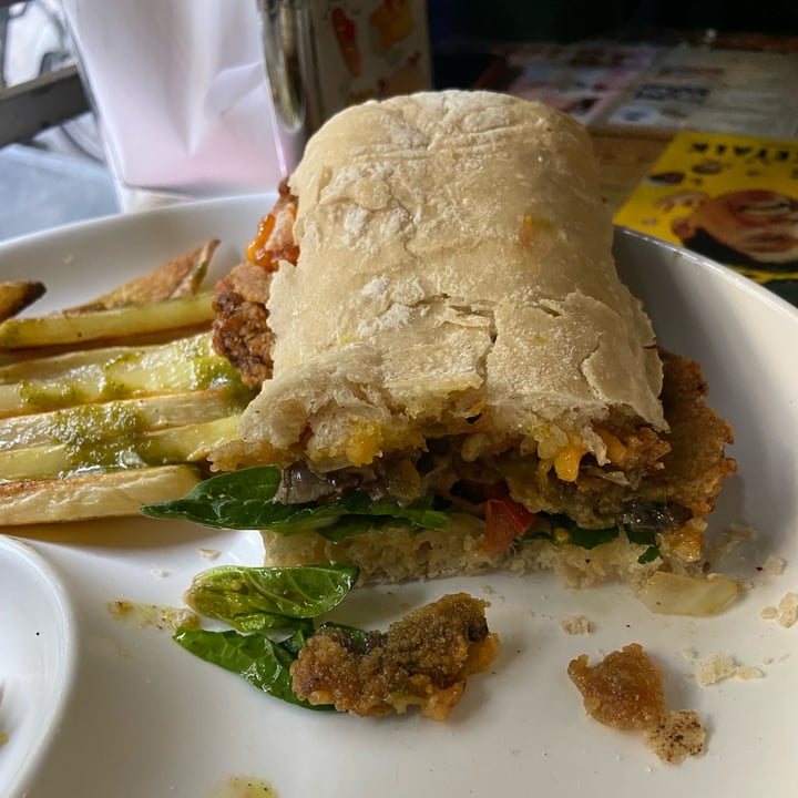 review photo of Happy Manatee Sándwich De Milanesa De Girgolas shared by @caterinastutz1 on 20 Jun 2022 - review