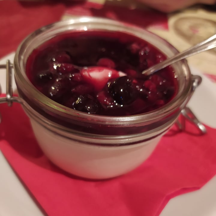 photo of ArVolo Ristorante Pizzeria Panna Cotta Vegan shared by @cameragios on  19 Oct 2022 - review