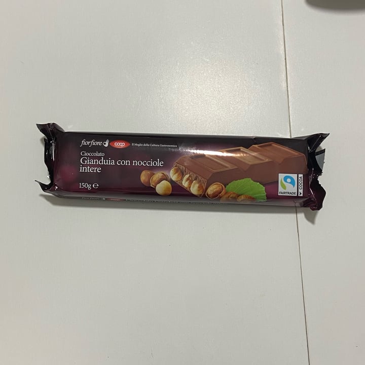 photo of Coop Cioccolato Gianduia con Nocciole Intere shared by @ale-penny on  20 Jun 2022 - review