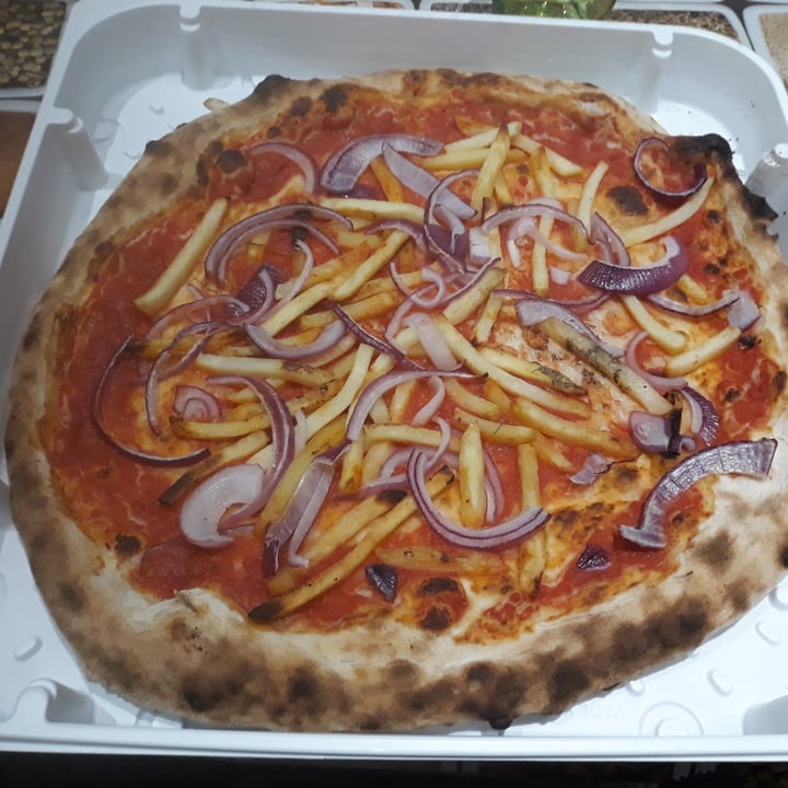 photo of Pizzeria PIER al Vulcano Pizza rossa con patatine e cipolle shared by @ilaria9105 on  24 Apr 2022 - review