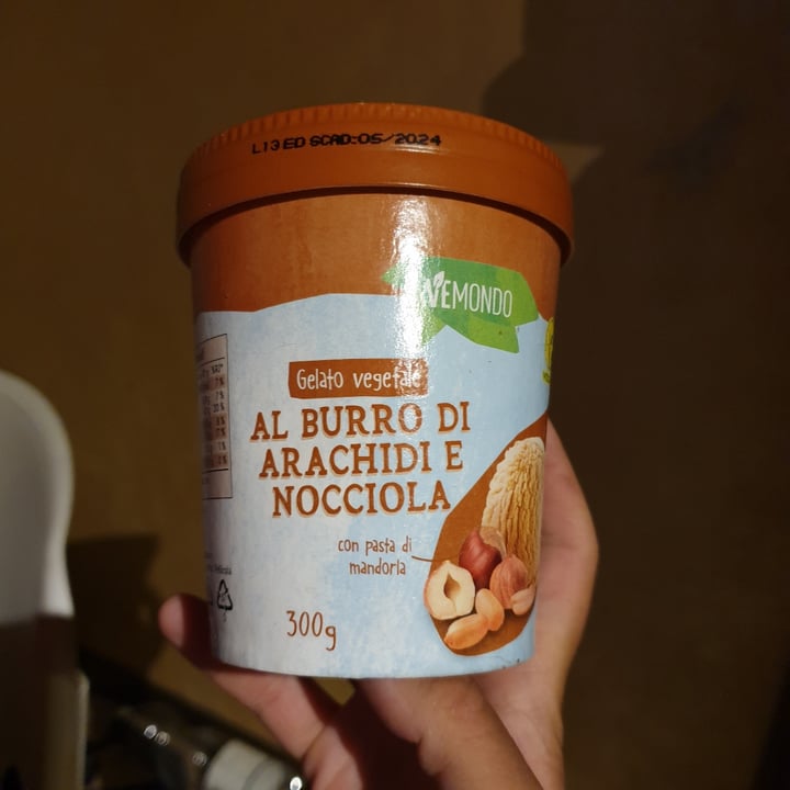 photo of Vemondo Gelato Vegetale al Burro di Arachidi e Nocciola shared by @alessandramigliorini on  11 Jun 2022 - review