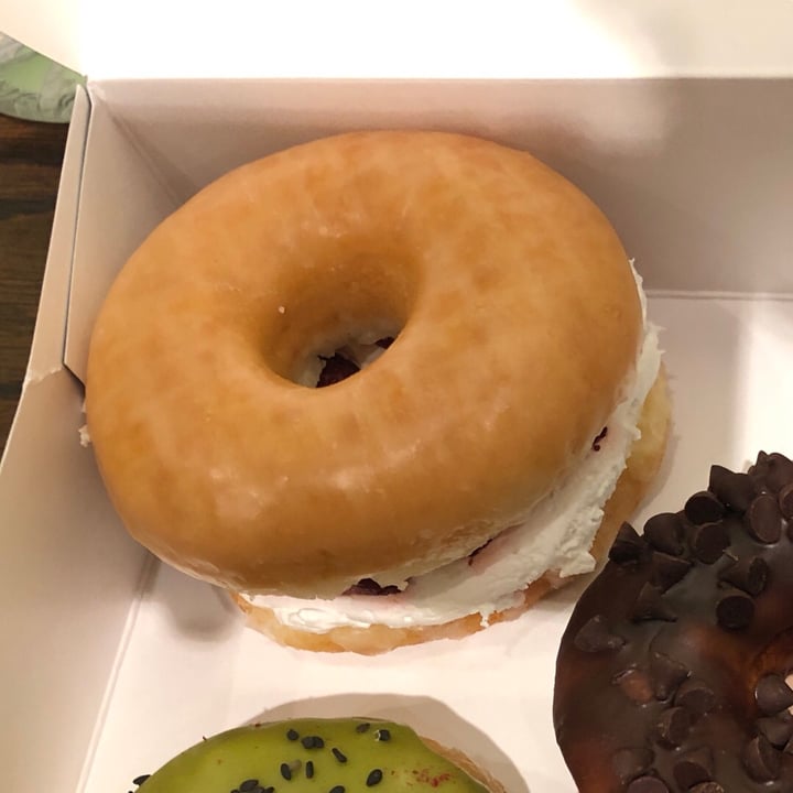 photo of Donut Friend Strawberry Cream Donut shared by @wharding on  21 Jun 2018 - review