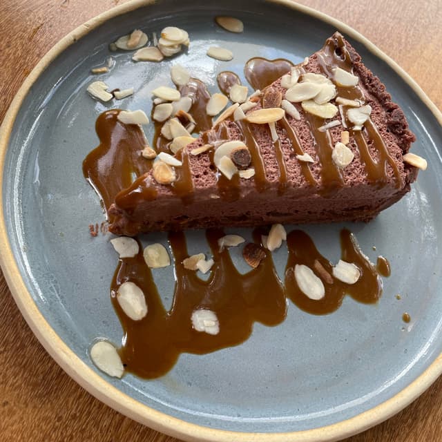 Photo of the dish “Torta de chocolate com caramelo salgado”