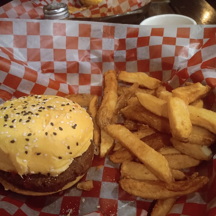 review photo of The Little Bar Ramos Hamburguesa Vegana NotCo y Papas Fritas shared by @hilen on 05 Sep 2021 - review