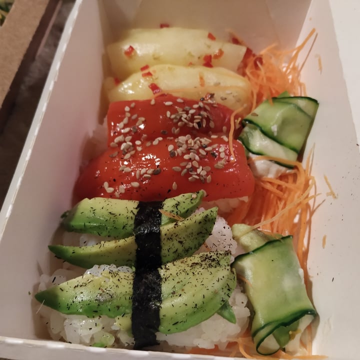 photo of Let it V - Vegan Sushi Combo 40 piezas sushi shared by @tadegrimberg on  25 Oct 2020 - review