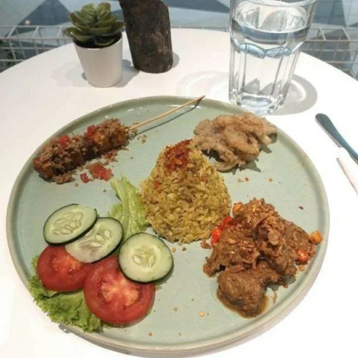 photo of Burgreens Kemang Village Vegan Rendang Platter with Sauteed Bean Sprouts shared by @lalisa-doniho on  02 May 2020 - review