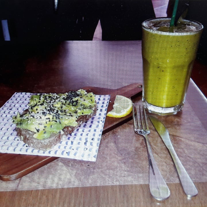 review photo of Ross Como En Casa Tostada de aguacate shared by @zebralara on 24 Aug 2020 - review