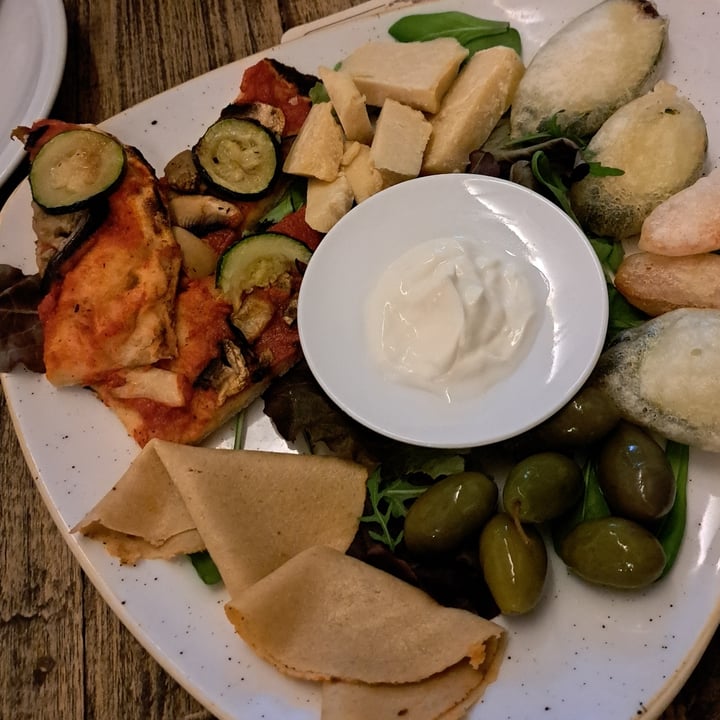 review photo of VEGHOMETRO Tagliere Aperitivo Vegano shared by @eldiablo on 29 Oct 2022 - review