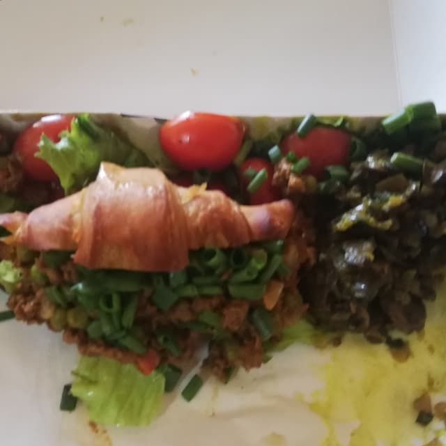 菜肴“Breakfast croissant with savory mince and mushrooms”的照片